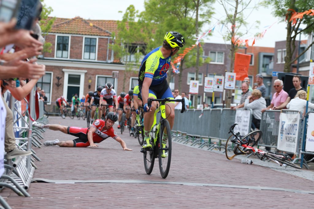 jaccoquist's tweet photo. Vlammende sprint voor derde plaats #RvNB #tmzzeeland https://t.co/E5r9KES0xf