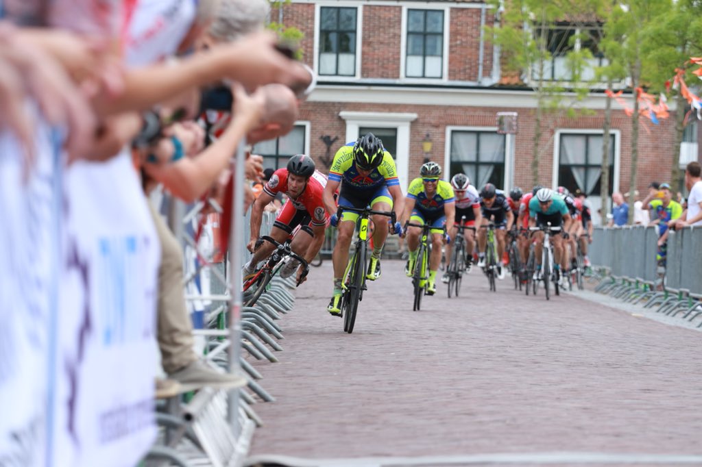 jaccoquist's tweet photo. Vlammende sprint voor derde plaats #RvNB #tmzzeeland https://t.co/E5r9KES0xf