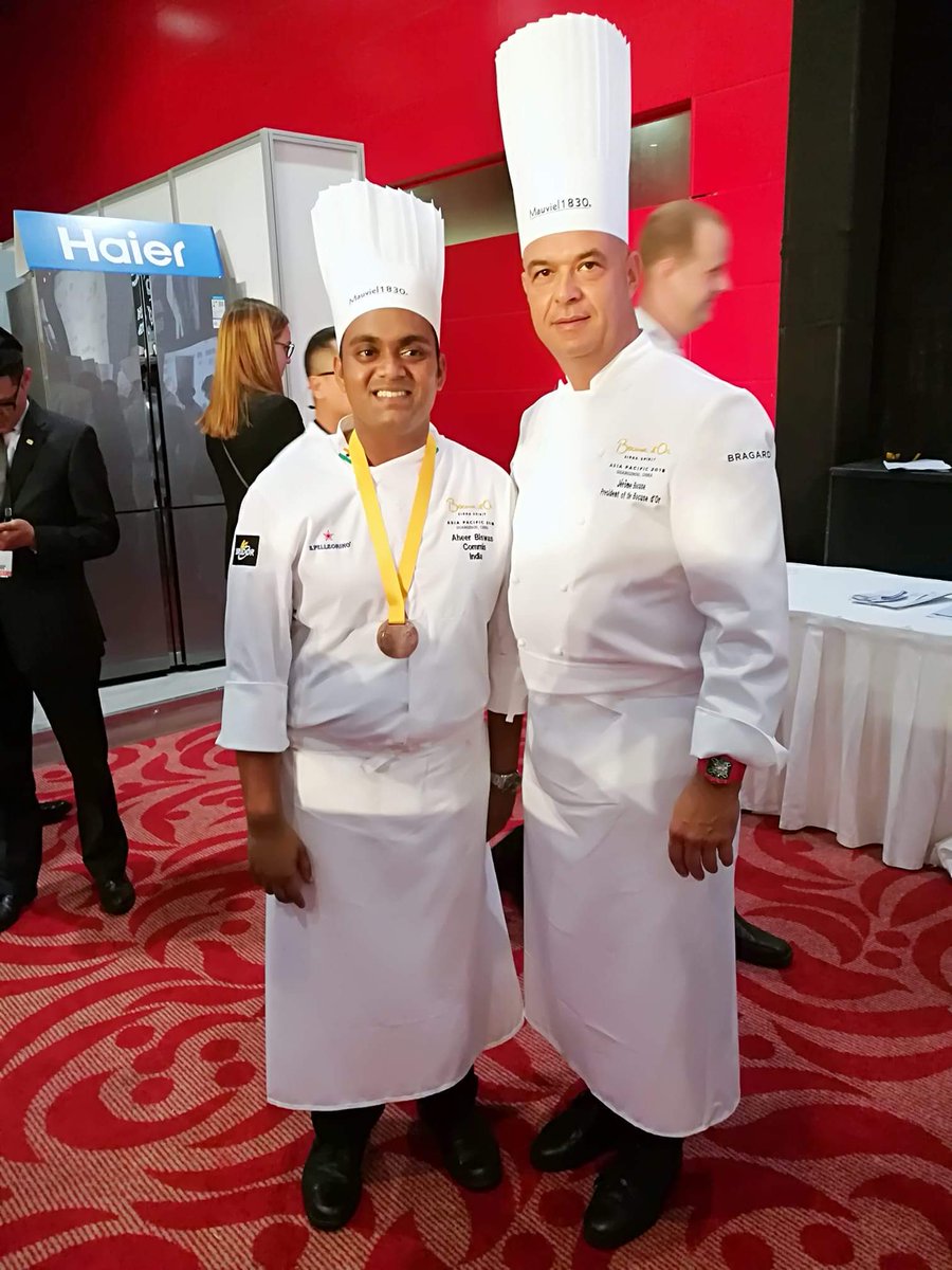 IIHMHOTELSCHOOL's tweet photo. Who doesn't know @PaulBocuse?
But, at #IIHM, our student #AheerBiswas got a chance to meet the legendary Chef's son #JérômeBocuse in #Guangzhou. https://t.co/5LhtgzXoSi