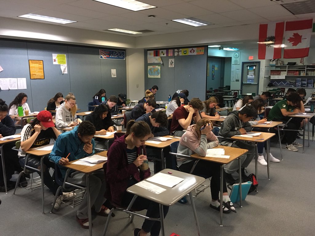 ChillRoom427's tweet photo. Dedicated. #WHAP students giving up a saturday to prep for next weeks exam. https://t.co/3bxRDn4NnI