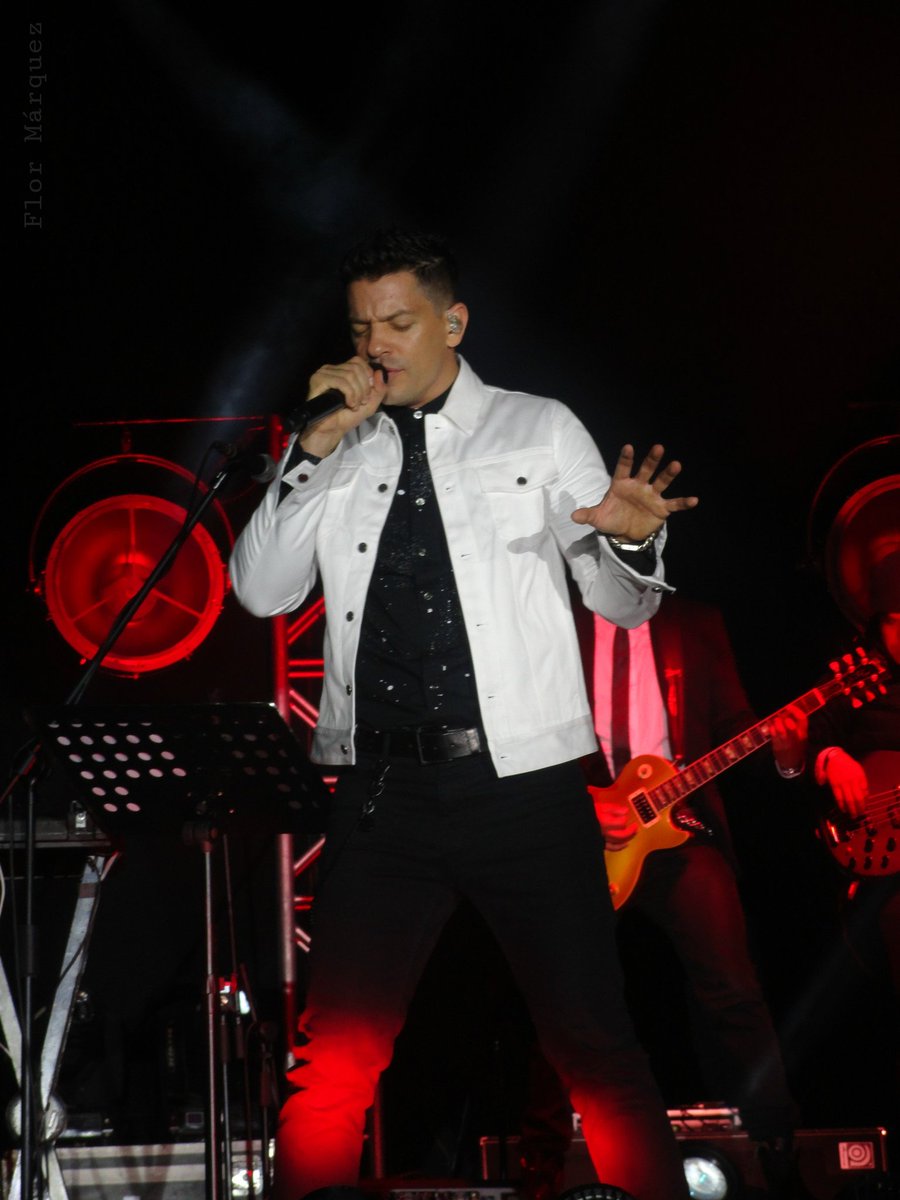 FlorMarqzM's tweet photo. Una noche inolvidable, mágica, de las mejores de mi vida 😍😍😍 @yahirmusic  @Army_Yahir #YoSoyArmyVeracruz #FeriaCordoba400 https://t.co/OfyBt5SPIT