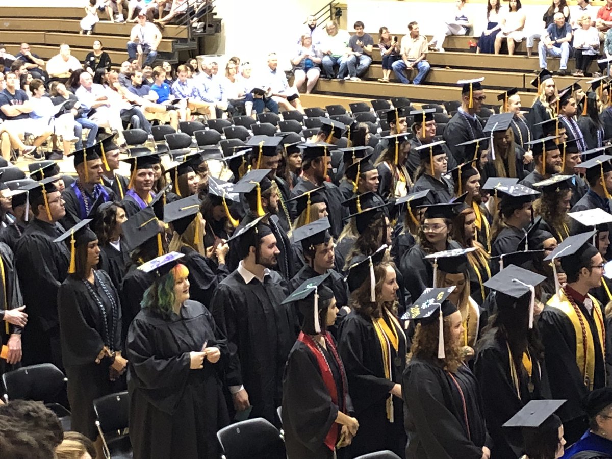 emporiastate's tweet photo. Congratulations to graduates from Liberal Arts & Sciences! #esuclassof2018 #graduation #emporiastate 🎓🎓 https://t.co/9vhDNNrTfL