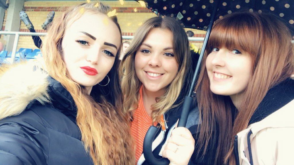 megan_stigwood's tweet photo. Football Saturdays with these girls and the @AbbeyUnitedIFC team 👍🏼⚽️ #mitchellcole #fansteam https://t.co/MKp4kwY2n9
