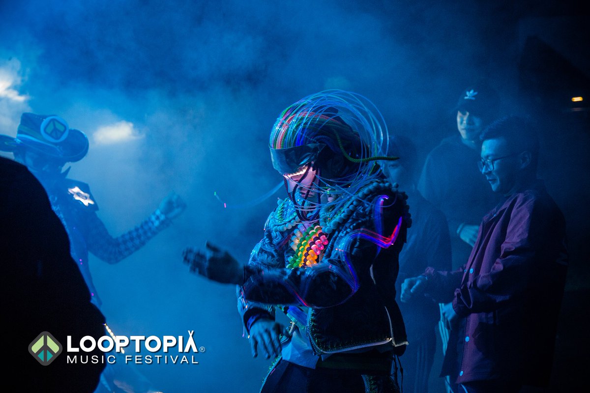 Luxy_boyz's tweet photo. Here comes the official photos of the Looptopia performers, thought those characters did impressed you during the time!!

#luxyboyz #looptopia #party #musicfestival #led #Clown https://t.co/cNbRQq3tFX