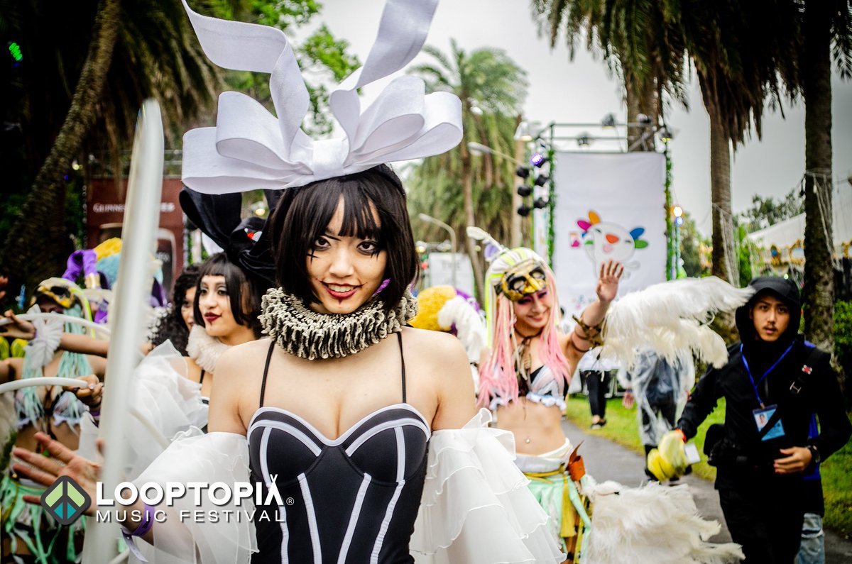 Luxy_boyz's tweet photo. Here comes the official photos of the Looptopia performers, thought those characters did impressed you during the time!!

#luxyboyz #looptopia #party #musicfestival #led #Clown https://t.co/cNbRQq3tFX