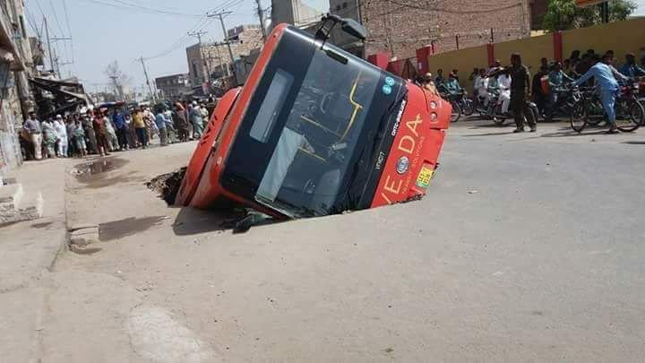 Dr_AliJamal's tweet photo. ملتان "مت رو"
کیونکہ میاں صاحب نے میٹرو بسوں کو "اپ گریڈ" کر کے زیر زمین چلانے کا ارادہ کیا ہے،
شہباز تیری پرواز سے جلتا ہے زمانہ
#MultanRejectsPMLN https://t.co/kDwfGH9sjn