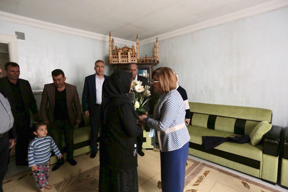 FatmaSahin's tweet photo. Anneler gününde evladı vatan uğruna şehit olmuş evlat hasreti çeken buruk kalpler de var...

Tüm şehit annelerimizin de #AnnelerGünü kutlu olsun... https://t.co/6KDKixfDvX