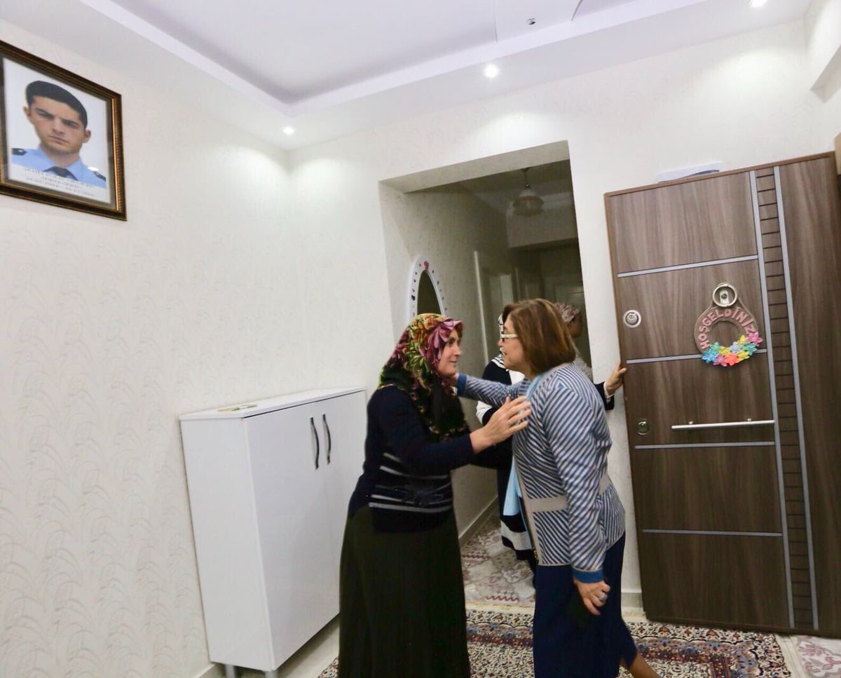 FatmaSahin's tweet photo. Anneler gününde evladı vatan uğruna şehit olmuş evlat hasreti çeken buruk kalpler de var...

Tüm şehit annelerimizin de #AnnelerGünü kutlu olsun... https://t.co/6KDKixfDvX