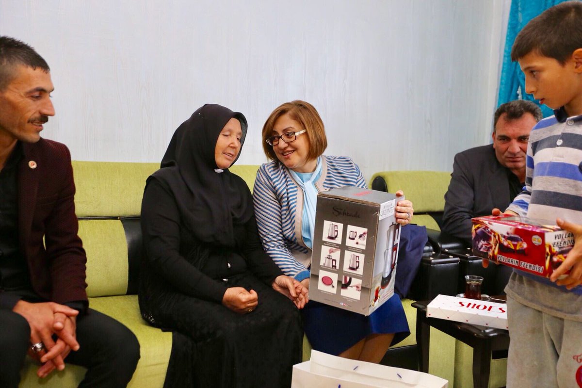 FatmaSahin's tweet photo. Anneler gününde evladı vatan uğruna şehit olmuş evlat hasreti çeken buruk kalpler de var...

Tüm şehit annelerimizin de #AnnelerGünü kutlu olsun... https://t.co/6KDKixfDvX