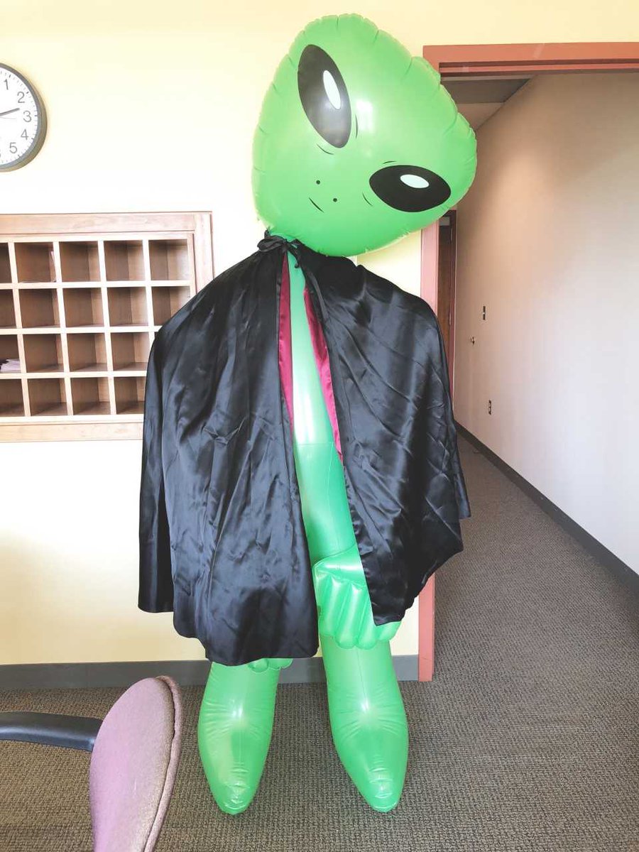 macphaidin_lib's tweet photo. Who is that caped marauder?
#Libralien is back!
#congratulatingtheseniors
#staffroomofthelibrary
#missedthepizzaparty https://t.co/UeWZp43ISb