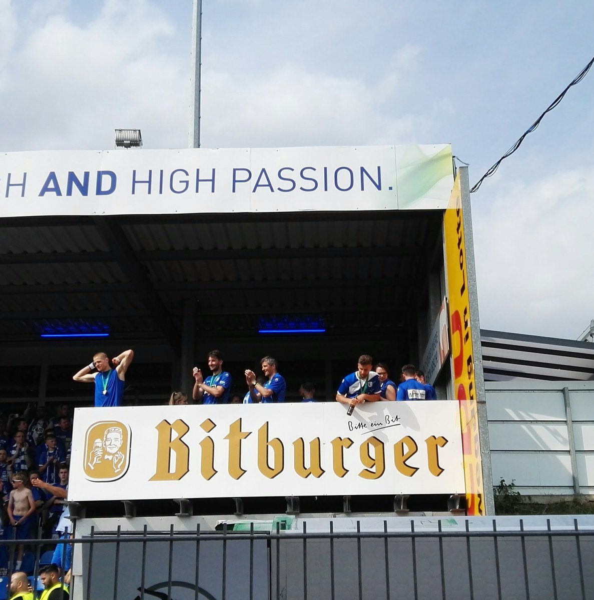 FCM_Fakten's tweet photo. Nach dem 1:0-Sieg des @1_FCM feiert der Club verdient die Meisterschaft der @DFB_3Liga und verabschiedet sich ins Unterhaus. Vor über 5.500 Clubfans traf Butzen in der 88. Minute und sorgte für eine friedliche Ekstase auf dem Platz. #SFLFCM #FCMFakt #einmalimmer https://t.co/62DHQ0CUpd