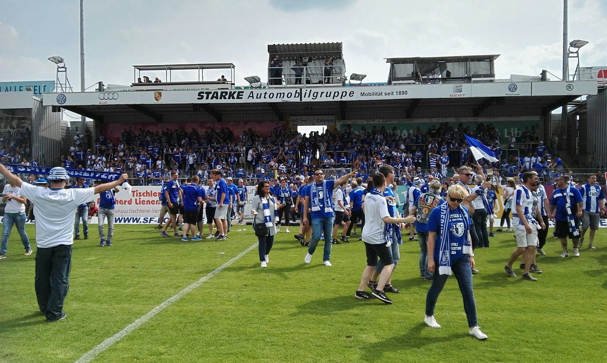 FCM_Fakten's tweet photo. Nach dem 1:0-Sieg des @1_FCM feiert der Club verdient die Meisterschaft der @DFB_3Liga und verabschiedet sich ins Unterhaus. Vor über 5.500 Clubfans traf Butzen in der 88. Minute und sorgte für eine friedliche Ekstase auf dem Platz. #SFLFCM #FCMFakt #einmalimmer https://t.co/62DHQ0CUpd
