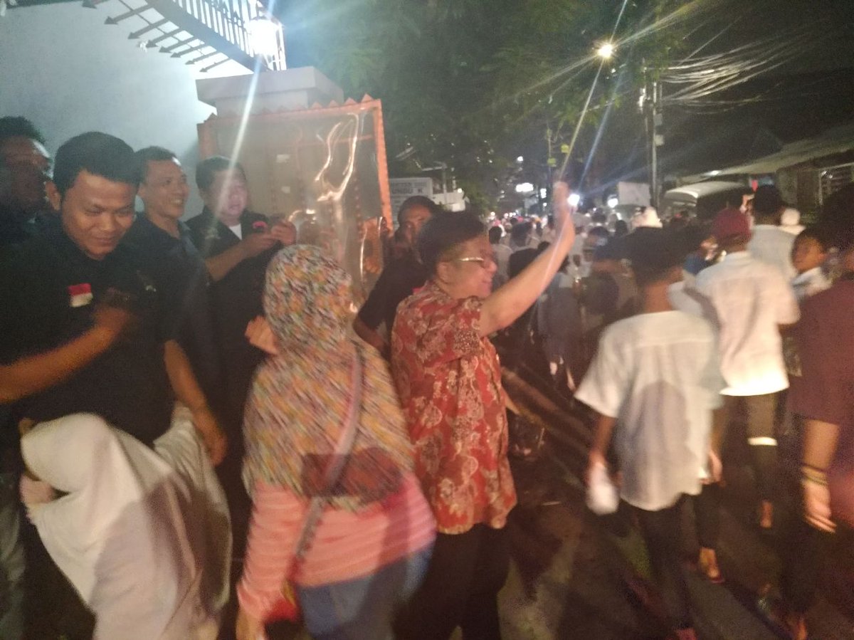 aderukmanatea's tweet photo. Anggota Komisi VI DPR-RI Fraksi @PDI_Perjuangan @DuriantoDarmadi antusias menyapa warga peserta pawai obor menyambut Bulan Suci Ramadhan 1439 H di RW 02 Sunter Jaya Jakut, Sabtu (12/5/2018) malam. #darmadidurianto #DPRRI #PDIPerjuangan https://t.co/xJQJXZBbNs