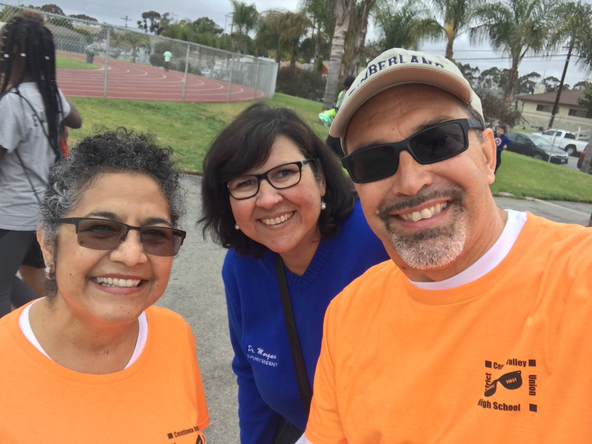 theCVway's tweet photo. The Hawthorne 5K is about to begin ... You’re looking at the winners! 😀 Great to see you, my good friend, Dr. Morgan, HSD Superintendent @HSD_HMorgan @CVUHSDnews @HHSCougars #theCVway #Safe #Kind https://t.co/Sev57ZGYhC