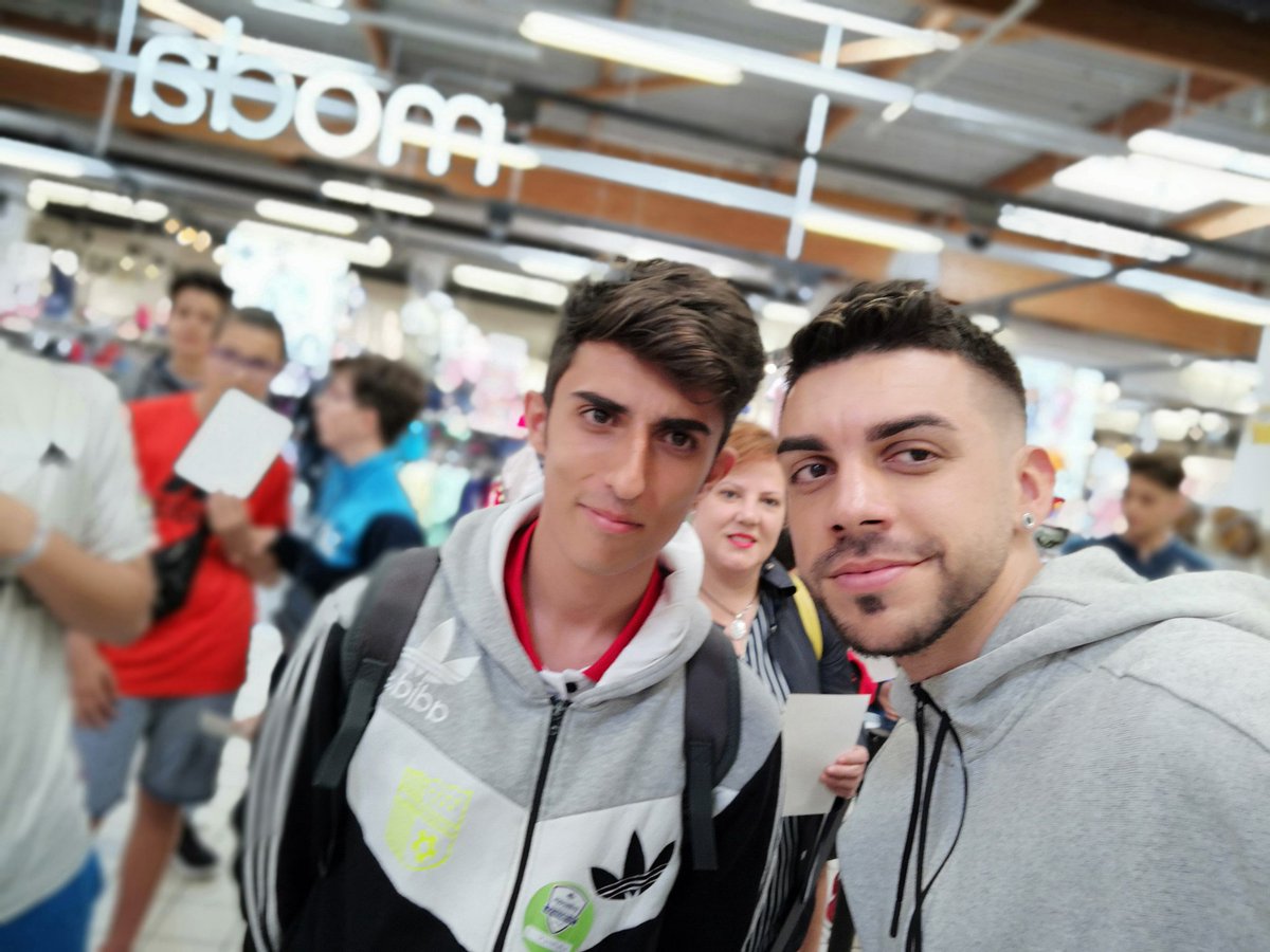 UnaDCroquetitas's tweet photo. Gracias a @ESLspain por este gran evento que ha montado, una pena caer en cuartos con un gran rival, me llevó esta fotito con este cositi @DjMaRiiO_90 Gran YouTuber y mejor persona😊 https://t.co/5cGr2se6kY