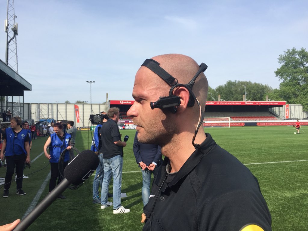 vkwillemvissers's tweet image. In de wedstrijd van de toekomst was scheidsrechter Dieperink tevens cameraman. #surfor