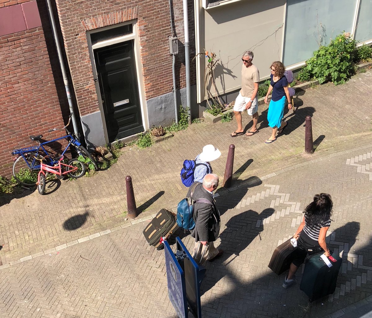 MonicaKeyzer's tweet image. Ze herhalen het adres en blijven voor de deur staan. Na een kwartier komt P. Ze overleggen nog even wat er is misgegaan. En dan vertrekt ze met de gasten. #Doodeng