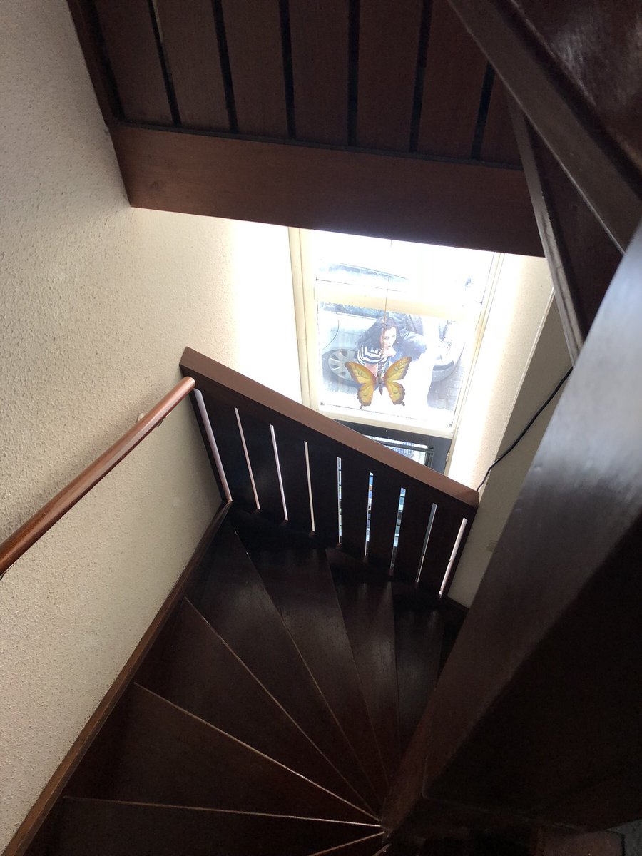 MonicaKeyzer's tweet image. Ze herhalen het adres en blijven voor de deur staan. Na een kwartier komt P. Ze overleggen nog even wat er is misgegaan. En dan vertrekt ze met de gasten. #Doodeng