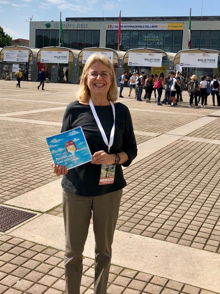 PaolaMerolli's tweet photo. All'ingresso del trentunesimo Salone del Libro di Torino 😊Per conoscere Sbruffo: https://t.co/8S9xX4Iu6D
Booktrailer della favola: https://t.co/YERFrfqprg 🎞️
#presentazione #libro #Sbruffo #11maggio #bambini #favole #bookstagram #SalTo2018 #salonedellibro #SalTo31 #SalTo18 https://t.co/MEPJ8KdKF8
