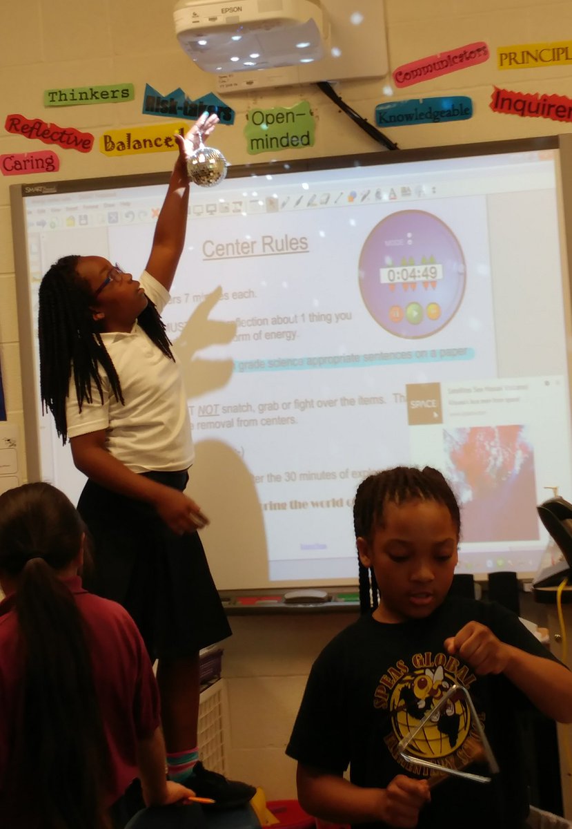 scienceatspeas's tweet image. Gr4 Bees forms of energy celebration. Reflection, refraction-cool stuff @SpeasGlobal #ExpModelDemo