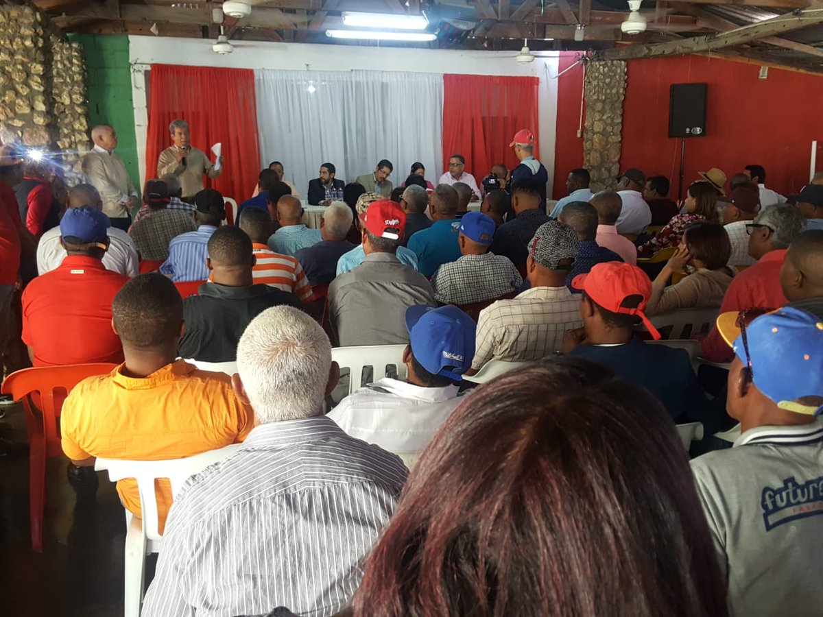 QuiqueAntun's tweet photo. Algunas imágenes de el momento en que el Dr. Manuel Olivero Presidente de la Comisión Organizadora de la Asamblea Nacional Ordinaria del @PartidoPRSC se dirige a una parte de los asambleístas  de la zona sur reunidos en Azua. https://t.co/LK19xCNp3h