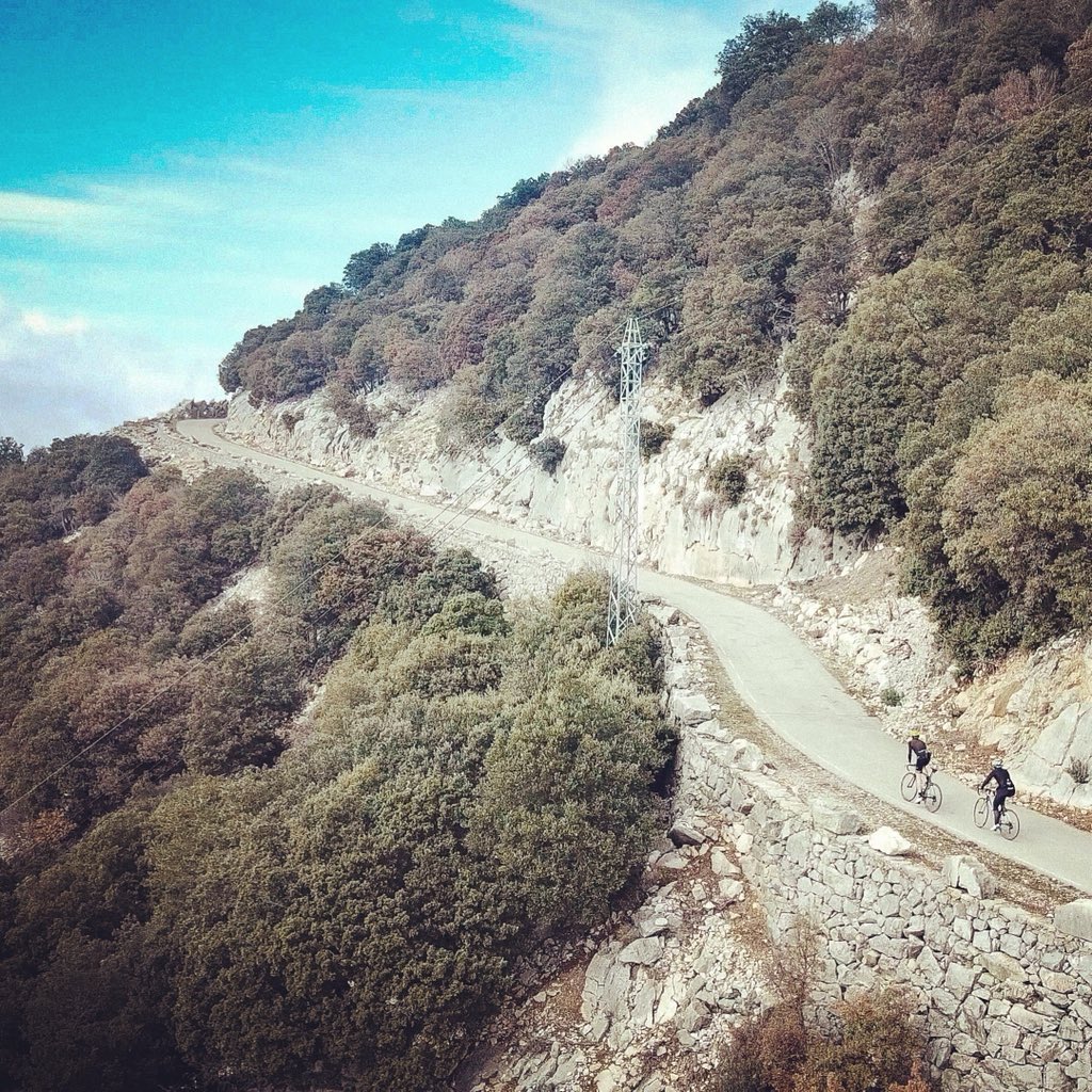 Bia_Cycling's tweet photo. The best thing about beautiful climbs, is the beautiful views. The #BiaBanyolesEscape is all about quiet, scenic roads, with breathtaking scenery, surrounded by your mates. 
#instacycling #Outsideisfree #stravacycling #naturelovers #explore #bikelife #cyclinglife #drone https://t.co/CttpghiVHb