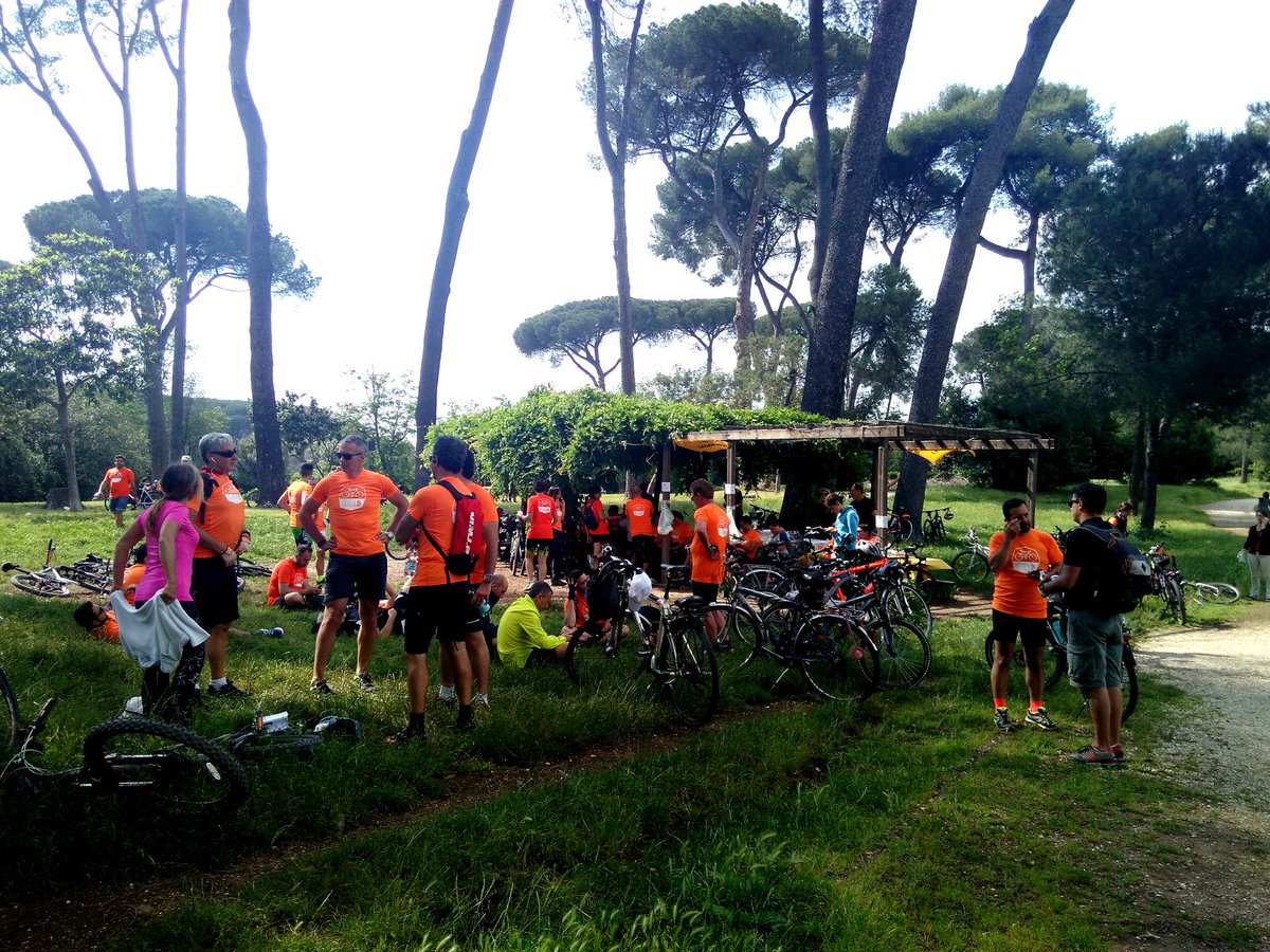 Avvistati magnalongari dispensatori di cibo alla #grabbike di oggi. Bravi e belli gli arancionissimi pedalatori che hanno animato l'iniziativa. Appuntamento domani per una grande #AppiaDay e il #19maggio per #magnalongabici #magnalongax #magnalonga2018. magnalonga.net