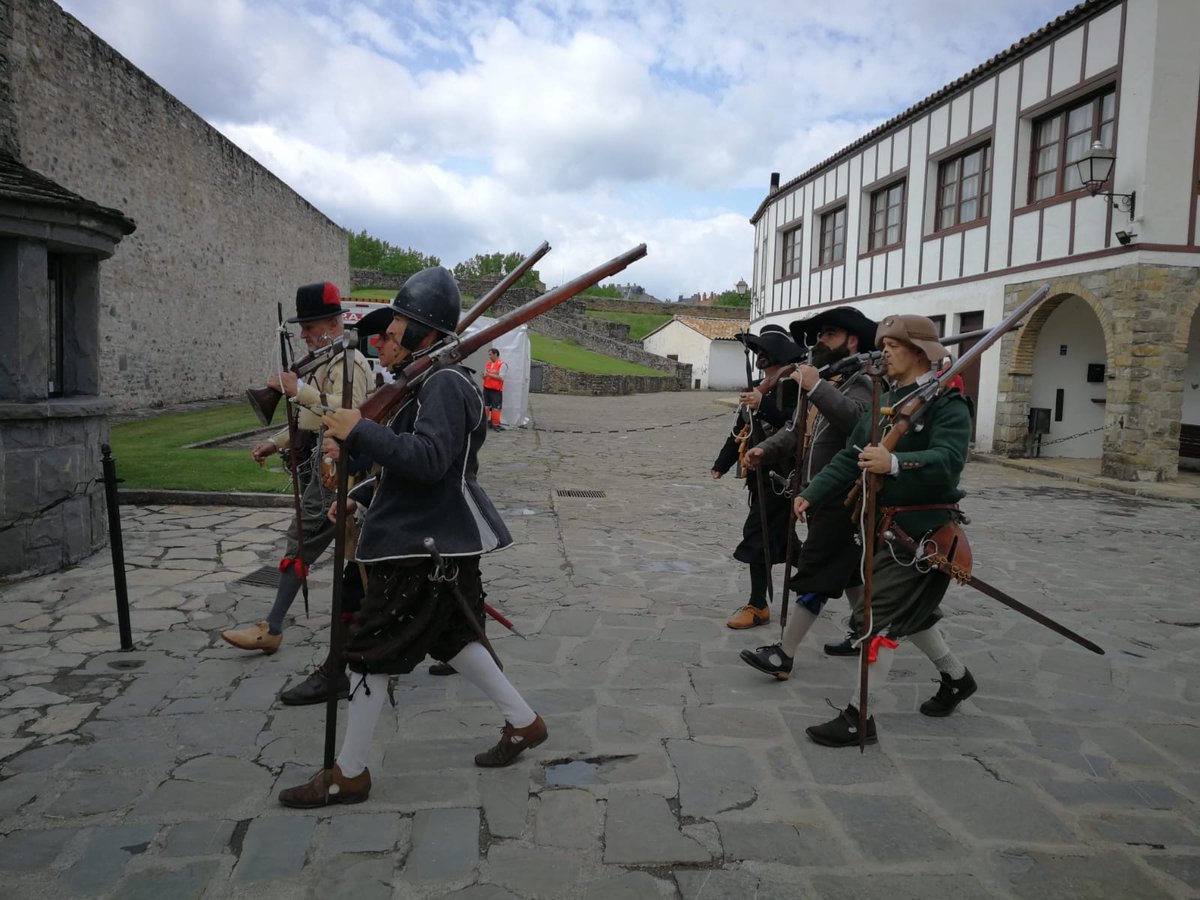 Tienda_Tercios's tweet photo. Seguimos disfrutando en #RecreacionTerciosJaca18 en la @ciudadeladejaca ¡¡¡Aun estais a tiempo de venir!!! https://t.co/VvaAh70Oll