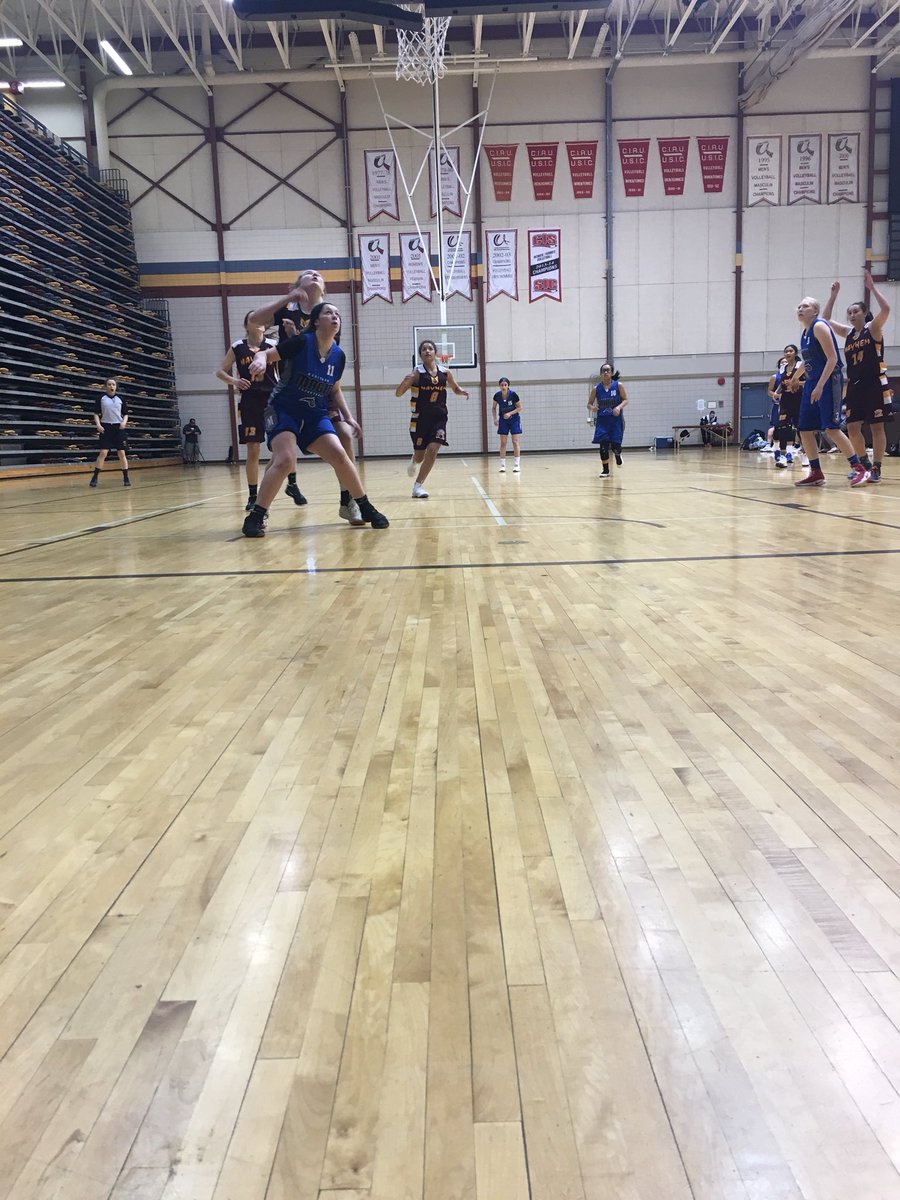 SoniaRadi's tweet photo. Watching some friendly competition between some of my varsity team girls. #32bleu @annapyne15 @basketballmb https://t.co/SZWe32qc5u