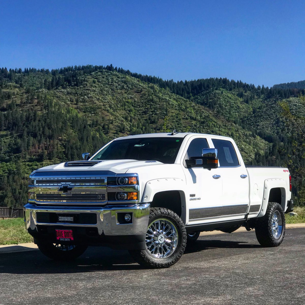 IMDaveErickson's tweet image. Good morning from Kellogg, Idaho with this 2018 Chevy Silverado 2500 in summit white! #DriveDaveSmith #DaveSmithMotors #ChevySilverado @imdaveerickson @davesmithmotors @chevrolet #truckporn