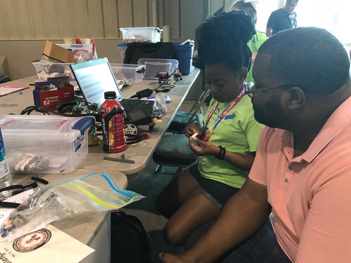 ChrisParadise's tweet photo. Our other father/daughter crew getting in some engineering problem solving time. #OklaEd #MDPurpose #LeadAtSteed @BotballRobotics @JuniorBotball https://t.co/QM65wfIFrZ