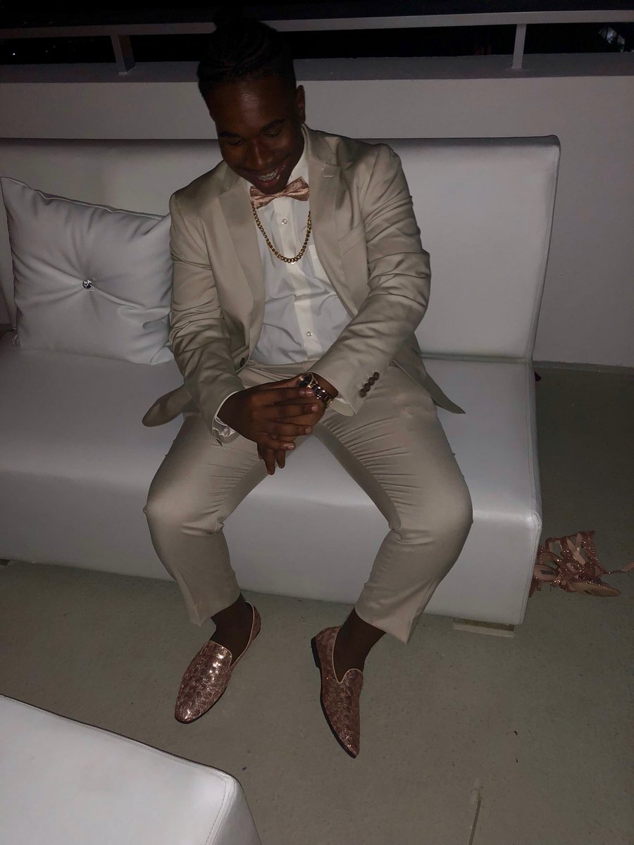 saucekidsam's tweet photo. Drip drip #prom2k18 #flhsprom2k18 https://t.co/9KJCXFZAii
