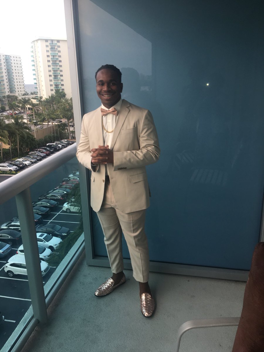 saucekidsam's tweet photo. Drip drip #prom2k18 #flhsprom2k18 https://t.co/9KJCXFZAii