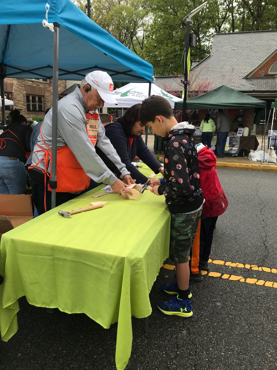0928_home's tweet photo. Store Manager, Bill helping the children build a tool box👏 https://t.co/4sIMmzHA5U