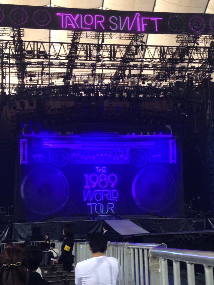 china1995swift's tweet photo. 1989の時の席は神席だったわ〜柵のすぐ横やぞTaylor目の前
repの時も当たりますように🙇‍♀️ https://t.co/sDZJHQHauU