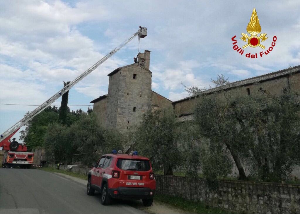 vigilidelfuoco's tweet photo. #12mag, i #vigilidelfuoco sono intervenuti a #MonteronidArbia (SI) in loc. Ville di Corsano, per la messa in sicurezza della chiesa di San Giovanni Battista. Le squadre hanno rimosso le due campane e la muratura danneggiata da un fulmine #soccorsiquotidiani https://t.co/DVaMK8AJJf