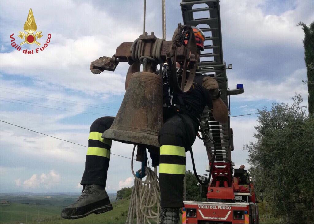 vigilidelfuoco's tweet photo. #12mag, i #vigilidelfuoco sono intervenuti a #MonteronidArbia (SI) in loc. Ville di Corsano, per la messa in sicurezza della chiesa di San Giovanni Battista. Le squadre hanno rimosso le due campane e la muratura danneggiata da un fulmine #soccorsiquotidiani https://t.co/DVaMK8AJJf