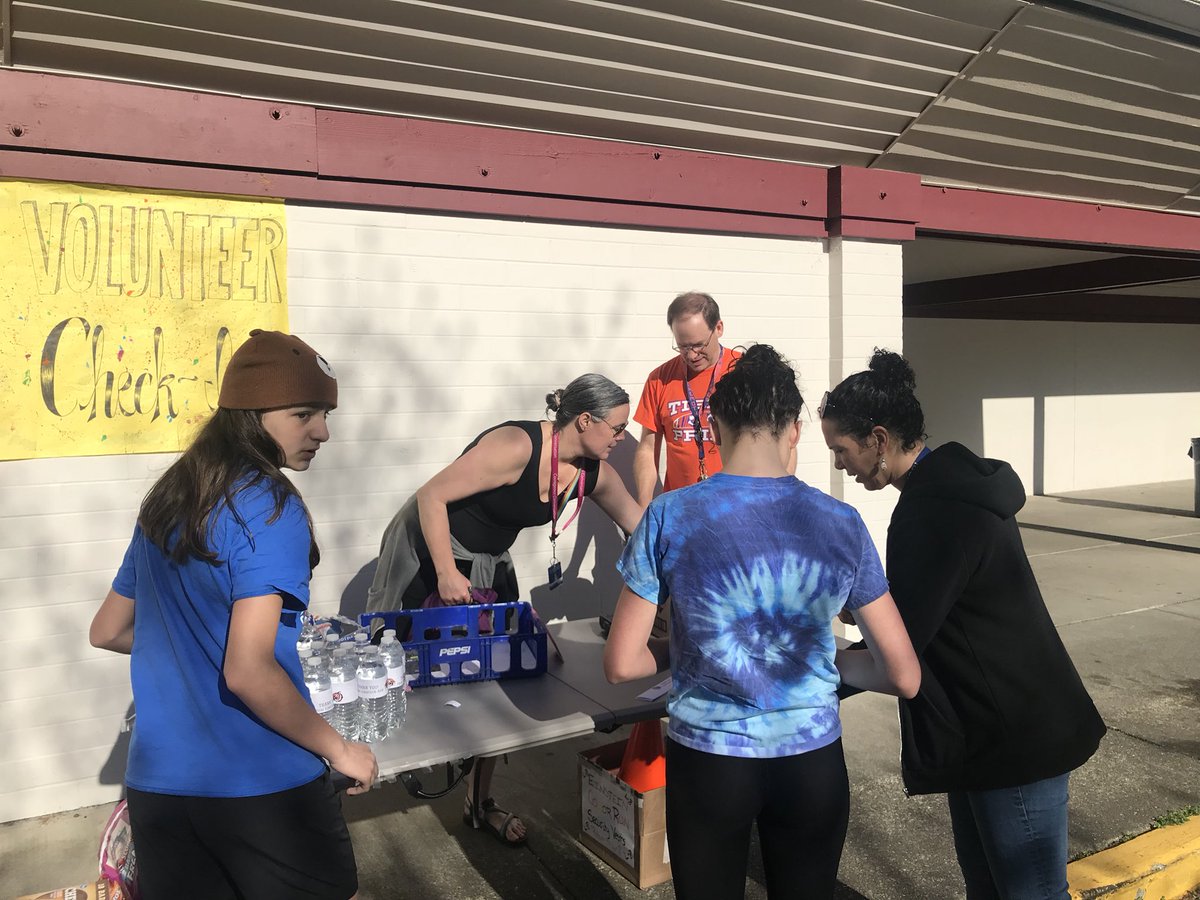 EinsteinTigers's tweet photo. It’s COLOR RUN day! Our ASB and volunteers are here bright and early getting ready to welcome our runners! https://t.co/mXnflUdqDZ