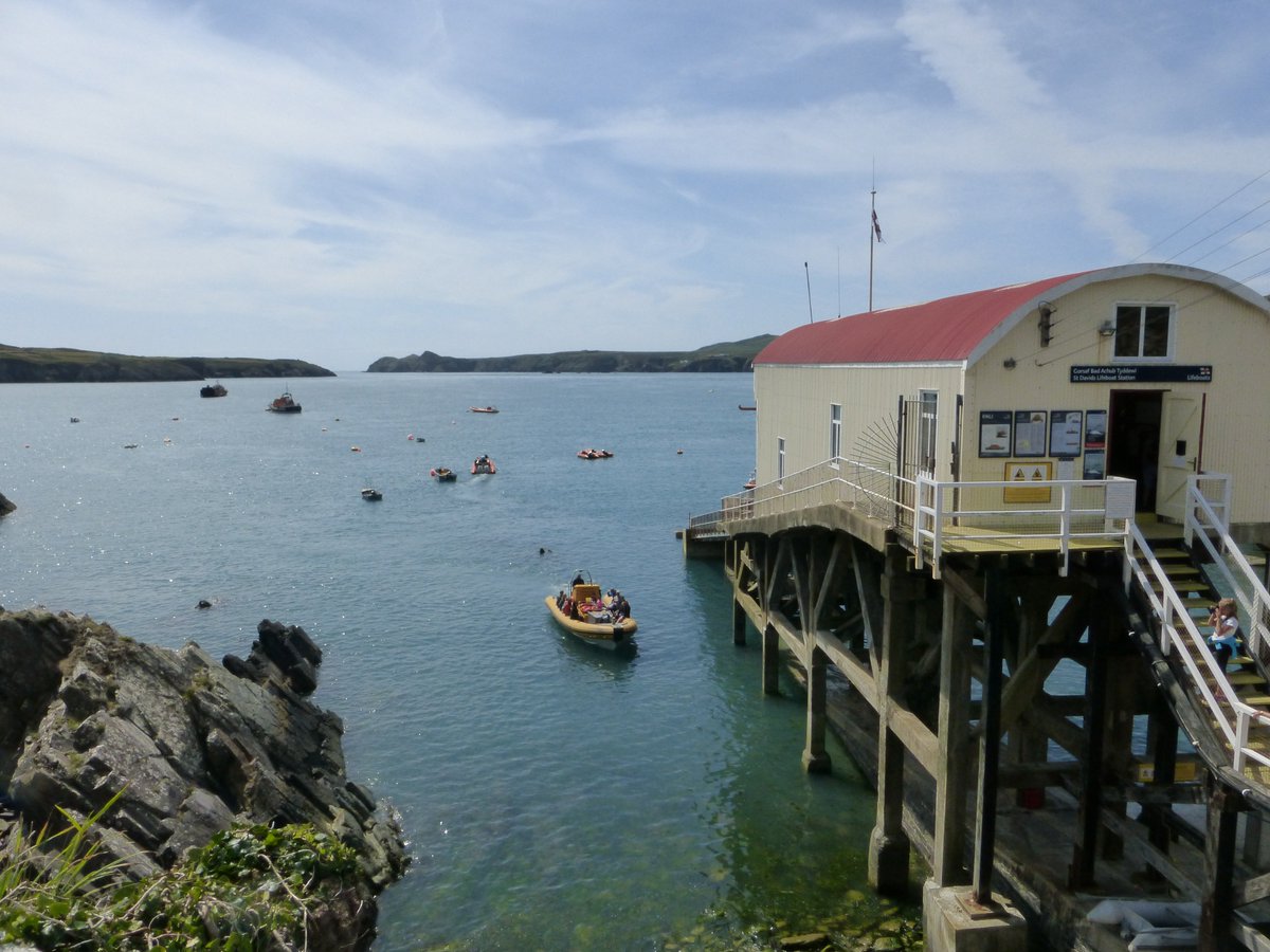 VentureJet's tweet photo. Thanks to Neil M, who's been doing #jetboattrips with us for many years on his #Pembrokeshireholidays, for this lovely photo of the boat coming in to #StJustinian. https://t.co/SVyWkt1Bvk