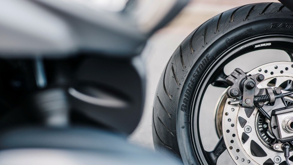 Motor1espana's tweet photo. #Bridgestone lanza sus nuevos #neumaticos #BattlaxSC2 y #SC2 Rain para #maxiscooters https://t.co/9rYd7YRDEs
#scooters @Bridgestone_H https://t.co/CqHgi5WqwP
