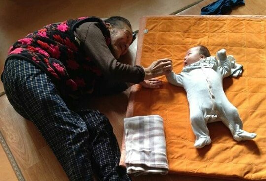 #الفيصلي_الاتحاد
كوري ألتقط  هذه الصوره لأبنه الذي يبلغ شهر مع أم جدته التي عمرها 97 عام وهي تلاعبه .