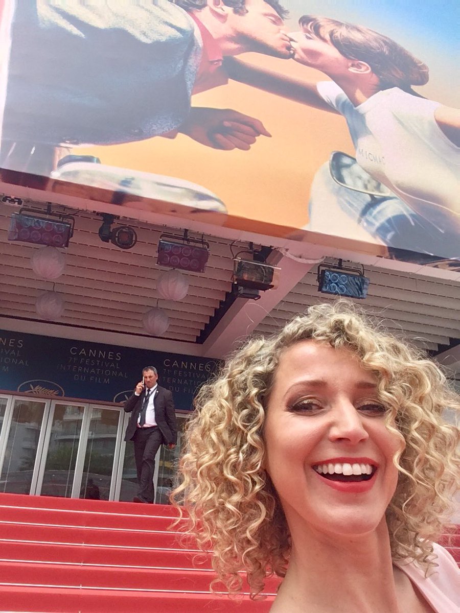 ladyaltona's tweet photo. Exakt 17 Sekunden nach dieser Aufnahme wurde die vergnügungssüchtige Moderatorin von dem Herrn hinten im Bild vorübergehend in Gewahrsam genommen.
#SelfieVerbot #Cannes71 https://t.co/dNEDnhclvN