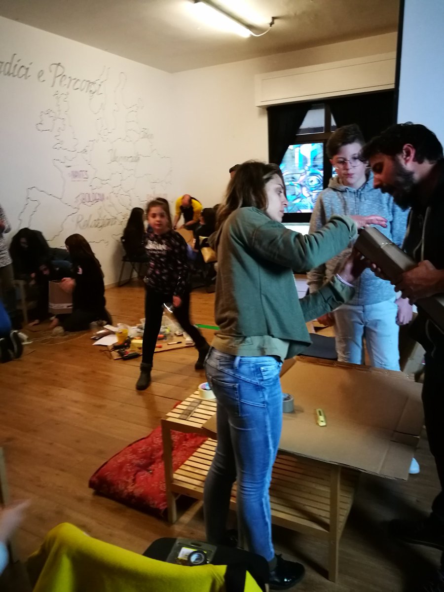 GommalaccaT's tweet photo. A #potenza i laboratori intergenerazionali per #aware la nave viaggiante. I gruppi lavorano a costruire il timone, il cannocchiale, un "panaro" e un oggetto misterioso...@Matera2019 #ReCollocal https://t.co/fikIXjGt4F