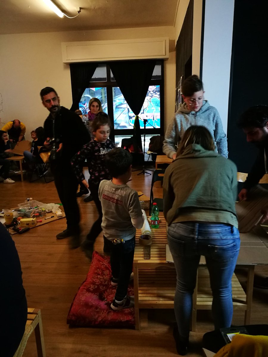 GommalaccaT's tweet photo. A #potenza i laboratori intergenerazionali per #aware la nave viaggiante. I gruppi lavorano a costruire il timone, il cannocchiale, un "panaro" e un oggetto misterioso...@Matera2019 #ReCollocal https://t.co/fikIXjGt4F