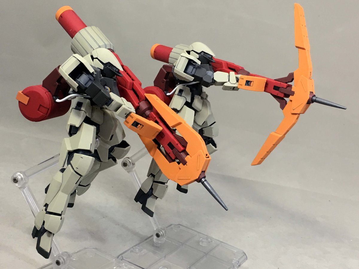 F A たちばな グレイズ ダインスレイヴ搭載機 は左腕をダインスレイブ発射機に換装しバックパックにも新規パーツを追加 装填された弾頭は取り出し可 更に頭部の内蔵カメラのパーツも専用のものに替えて格納せずカバー開いた状態がデフォルトに 発射機