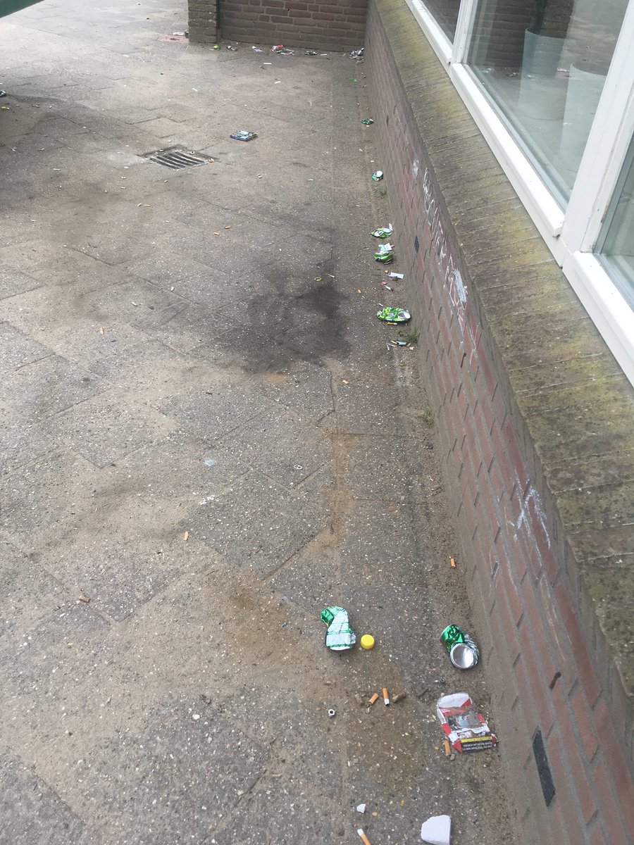 rilana80's tweet photo. @Gem_Doesburg misschien moet er wat aan de hangjongeren gedaan worden. Schoolplein Anne frank, niet normaal hoeveel zooi er ligt. https://t.co/4YhSWFtqS8