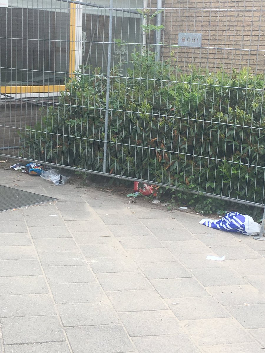 rilana80's tweet photo. @Gem_Doesburg misschien moet er wat aan de hangjongeren gedaan worden. Schoolplein Anne frank, niet normaal hoeveel zooi er ligt. https://t.co/4YhSWFtqS8