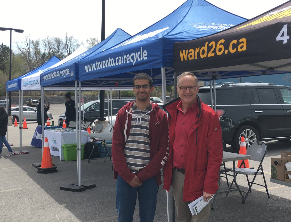 Rob_Oliphant's tweet photo. Here at 1073 Millwood Rd. for #Toronto Community #EnvironmentDays. You can drop off your environmental waste, recycling, old electronics and compost – until 2pm today! cc @jon_burnside https://t.co/YVBttshS6Q