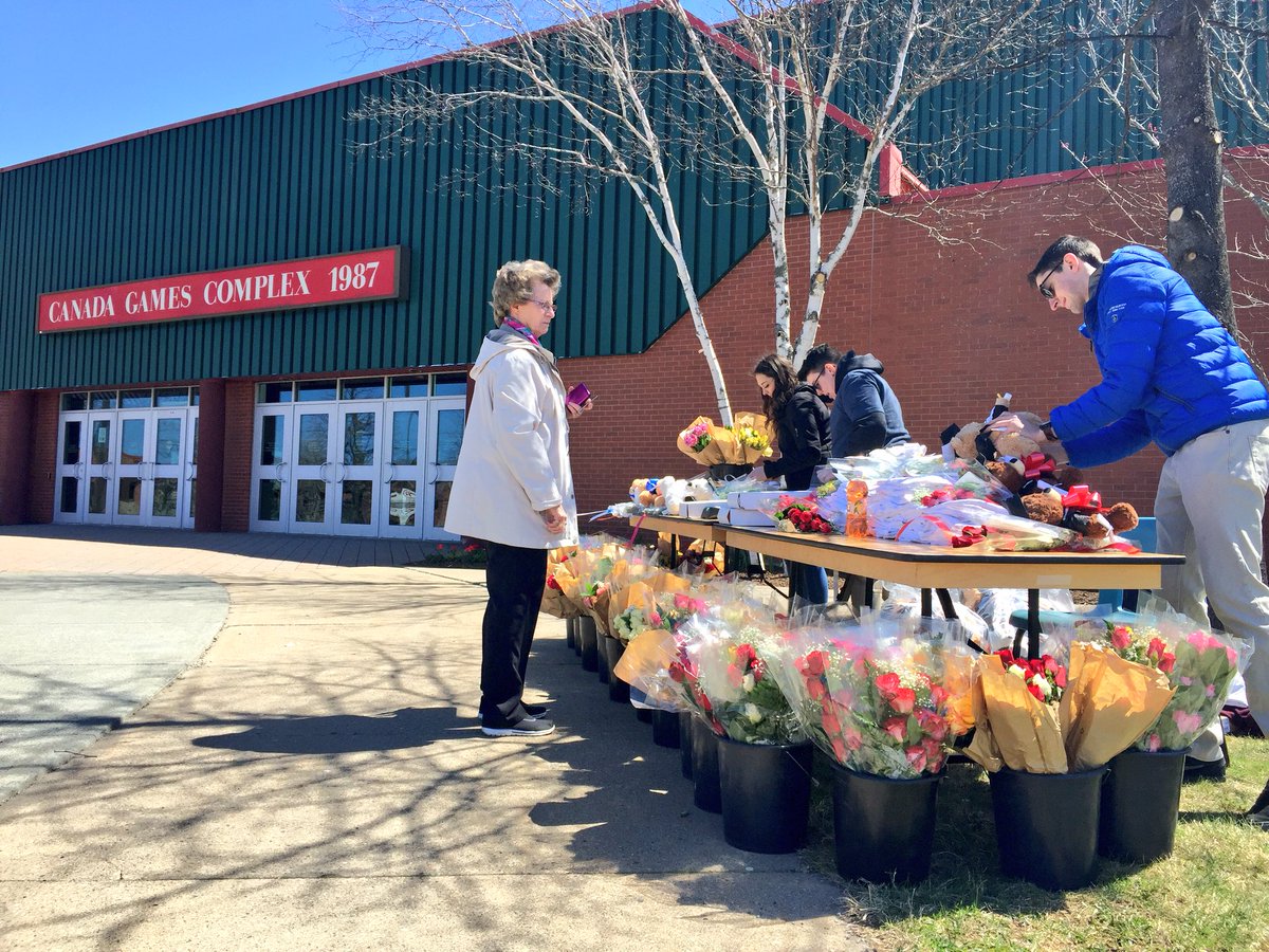 Allison_CBU's tweet photo. Getting ready for #cbuconvocation to start any minute now! Smiles on, flowers in hand, & bagpipes warming up in the courtyard. Here we go!!! Congrats @cbuniversity grads π https://t.co/nb6StsoSHP