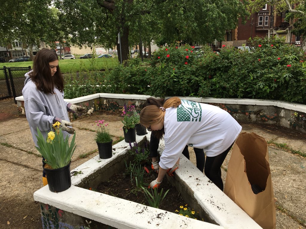 PCPublicPurpose's tweet photo. Gwen D. and Archie F. are working with the @TMFoundation for their #PCseniorcomp.
Today, they organized a park cleanup and had great support from the @PennCharter community! #publicpurpose https://t.co/aMChvajDyZ